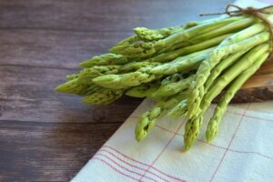 Botte d'asperges blanches fraîches